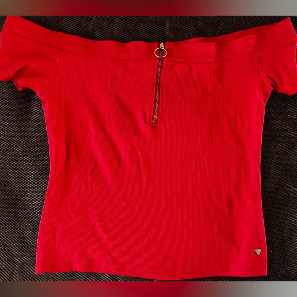 NWT Beautiful and sexy off shoulder top!